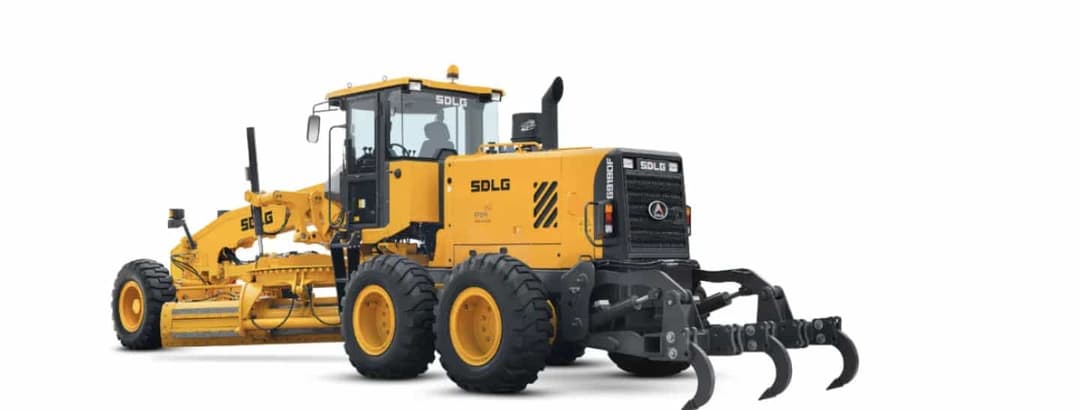 Motoniveladora Caterpillar nivelando terreno