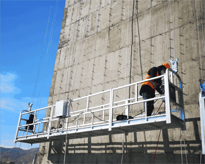 Andamios colgantes en obra