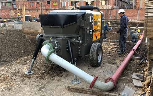Bomba de concreto en obra