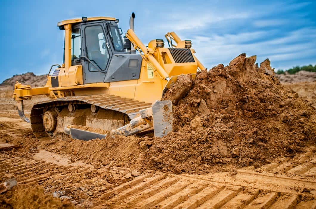 Bulldozer D6 empujando material en pendiente