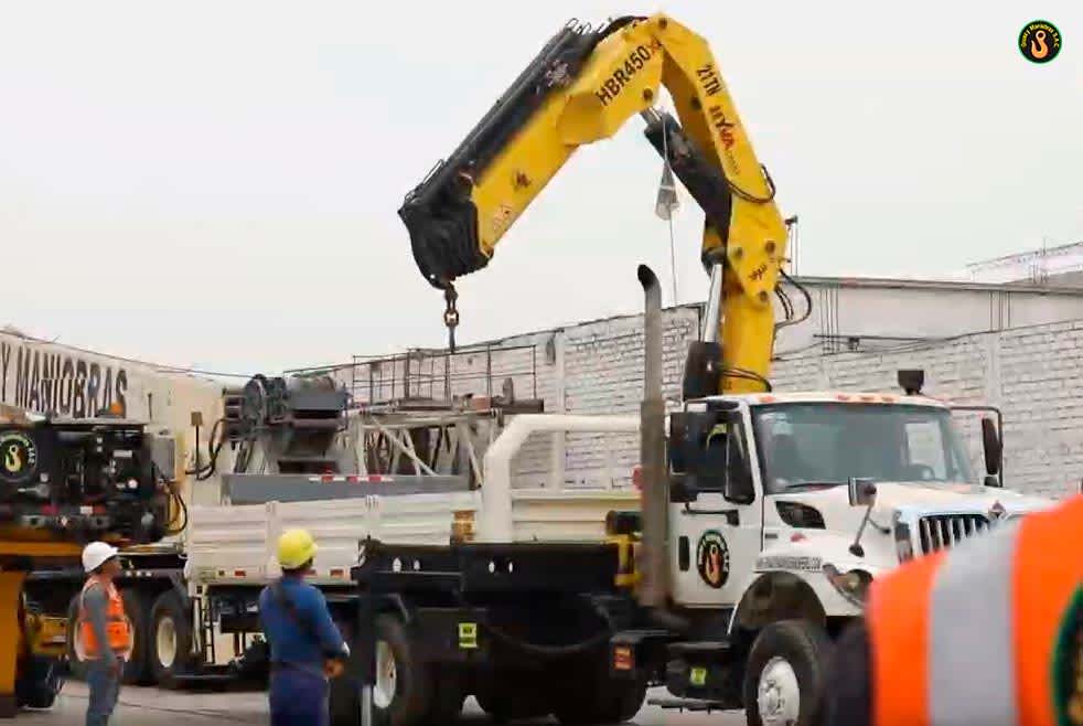 Camión grúa realizando izaje de carga pesada en Bogotá
