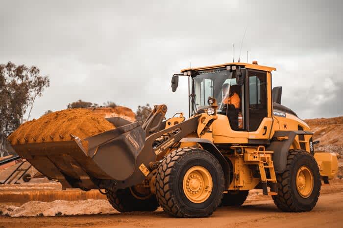 Cargador 950 GC levantando material