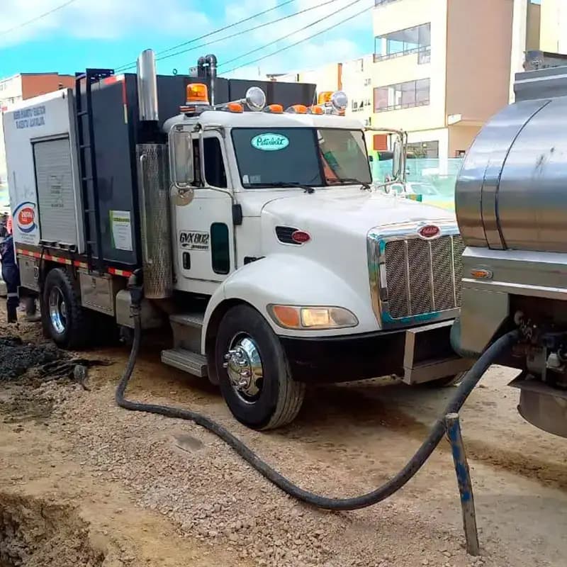 Carrotanque con bomba de agua en uso