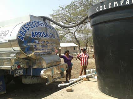 Carro Tanque abasteciendo agua en zona rural