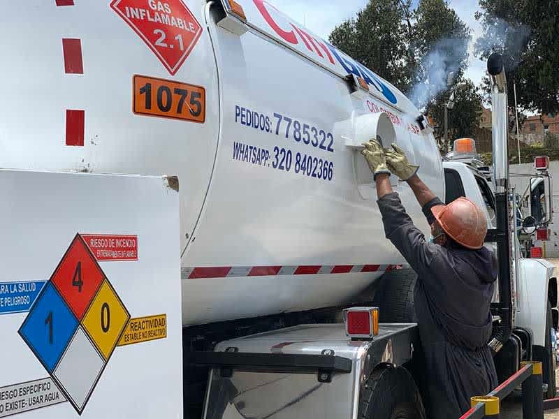 Equipo técnico brindando soporte a un carro tanque