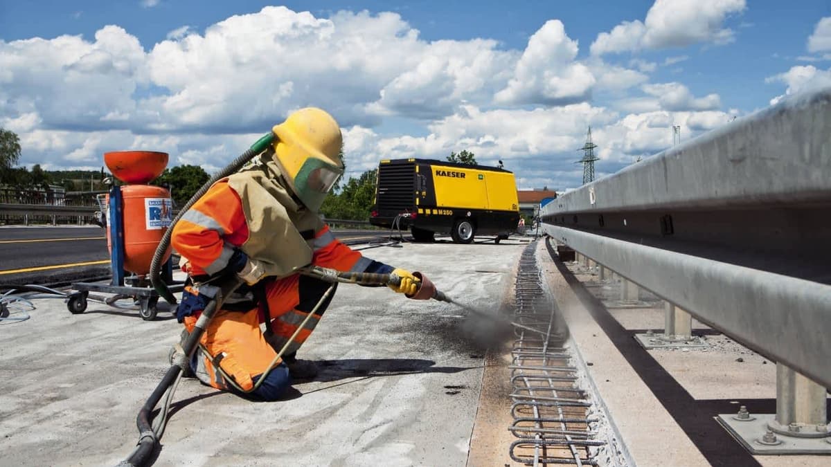Compresor portátil en uso en proyecto de construcción