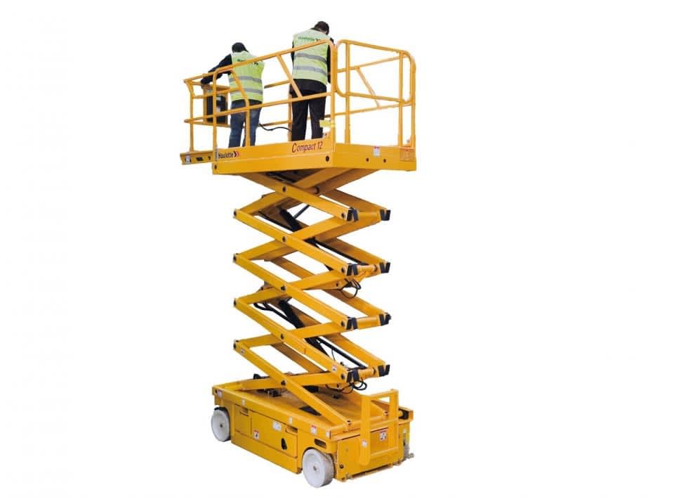 Operario usando una plataforma elevadora tipo tijera