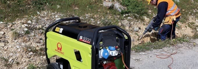 Planta eléctrica portátil en un sitio de obra