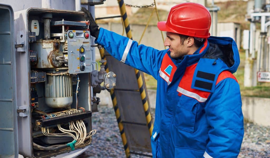 Equipo técnico instalando una planta eléctrica en una obra