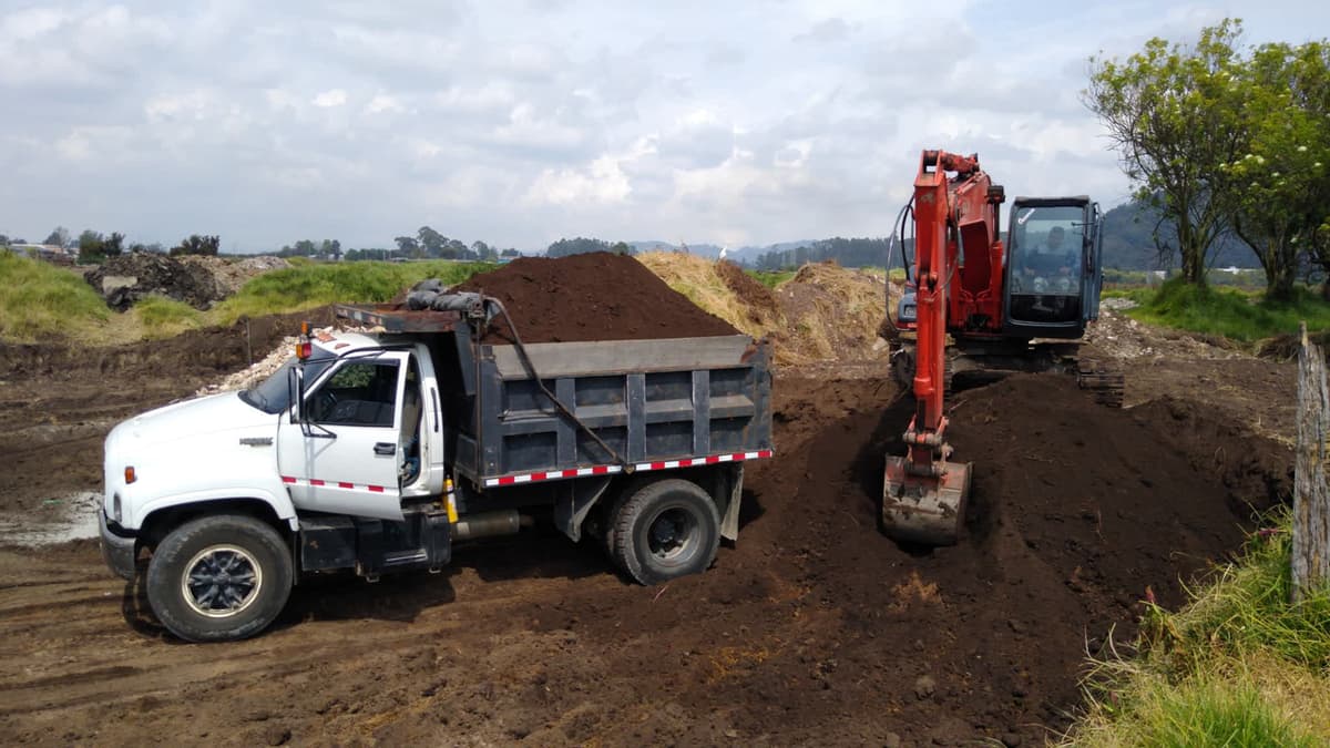 Volquetas de diferentes marcas en obra