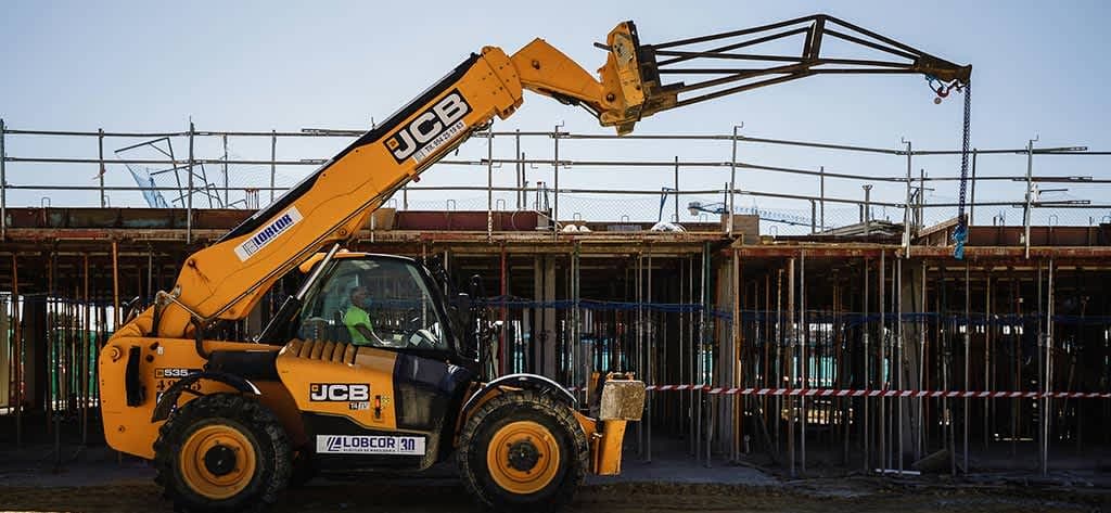 Manipulador telescópico JCB elevando carga