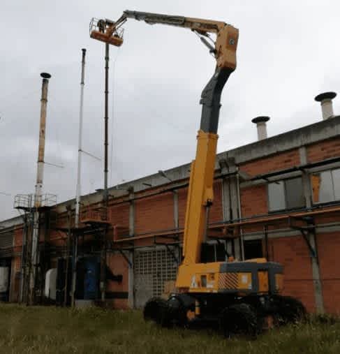 Manlift alcanzando altura máxima