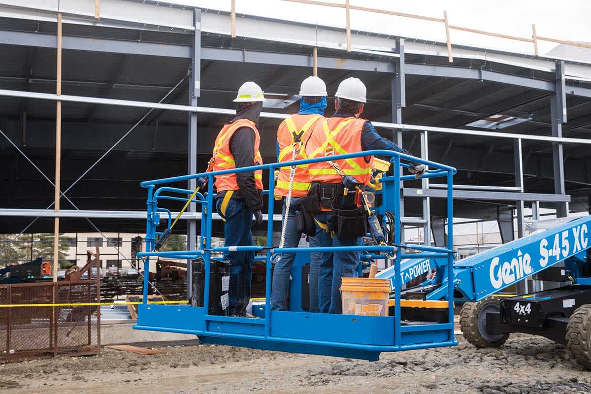 Operario manejando un manlift articulado a gran altura