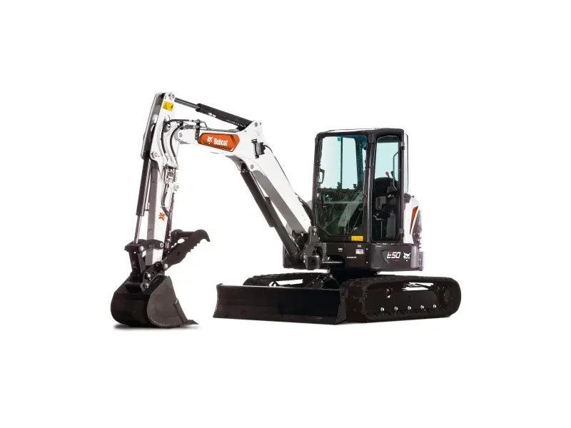 Mini excavadora operando entre edificios