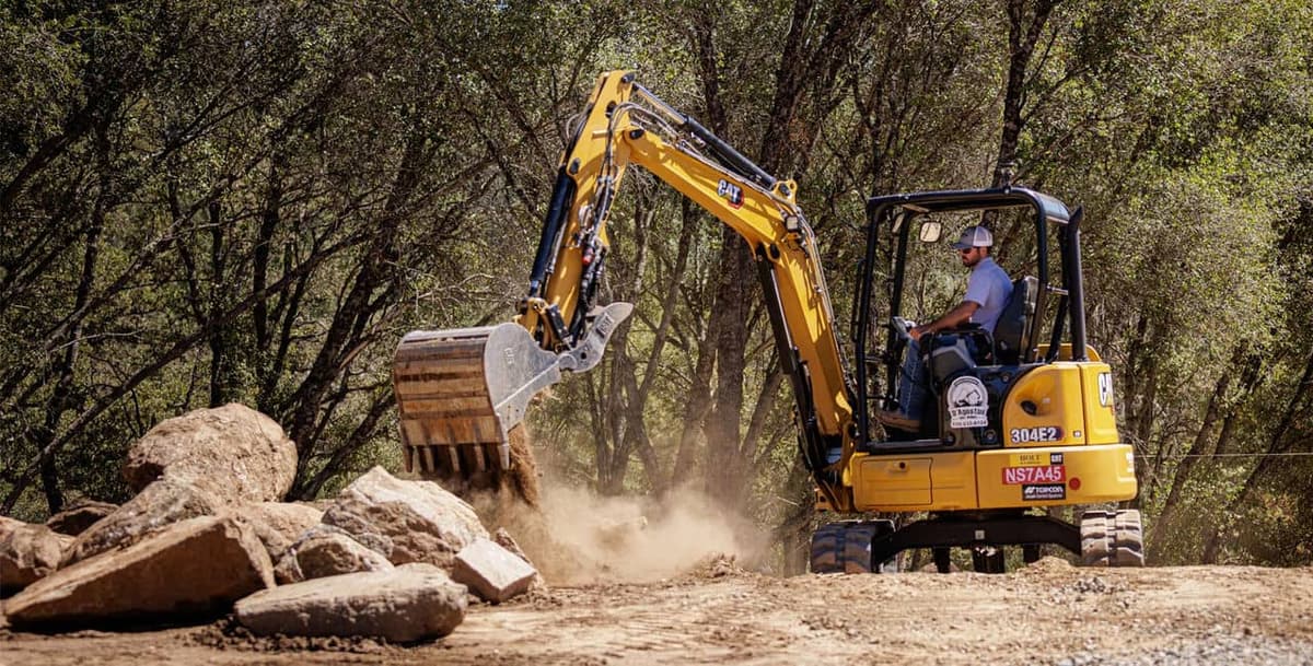 Miniexcavadora en acción en obra