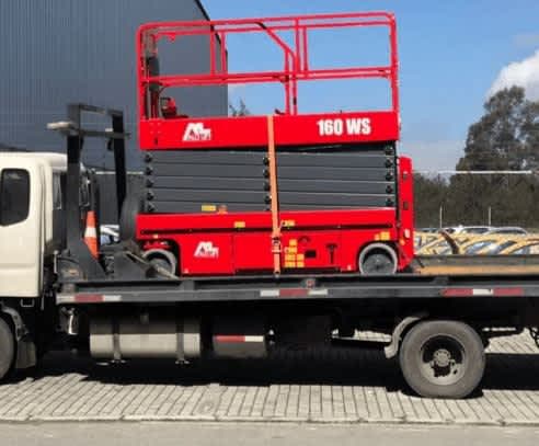 Plataforma elevadora móvil operando en exterior