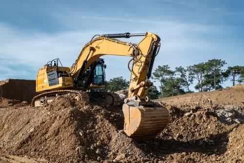 Retroexcavadora realizando múltiples tareas en un terreno variado