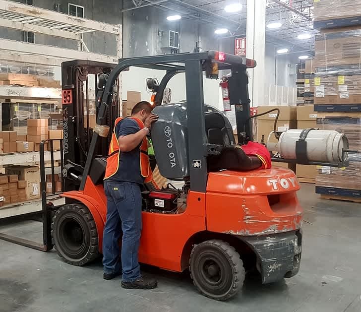 Técnico dando soporte a montacargas