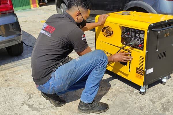 Técnico dando soporte a una planta eléctrica