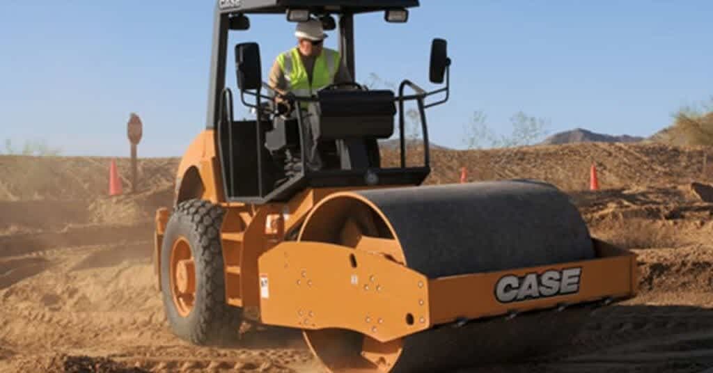 Técnico realizando mantenimiento a vibrocompactador