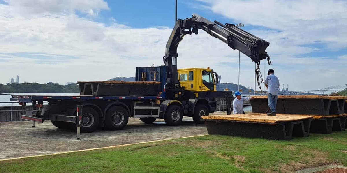 Camión grúa realizando diferentes tipos de operaciones