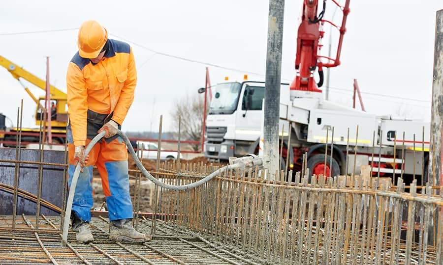Vibrador de concreto en acción, ideal para compactar el concreto
