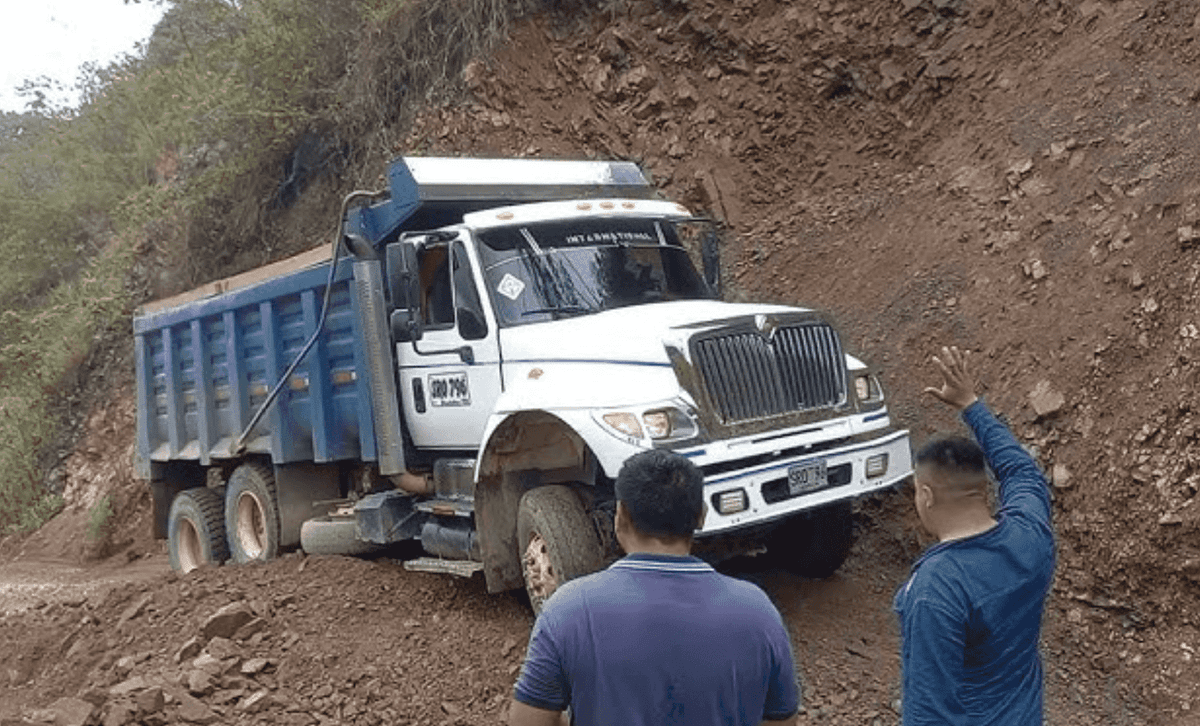 Volqueta doble troque circulando por terreno irregular