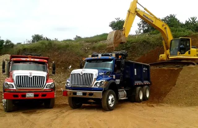 Volqueta doble troque cargando materiales
