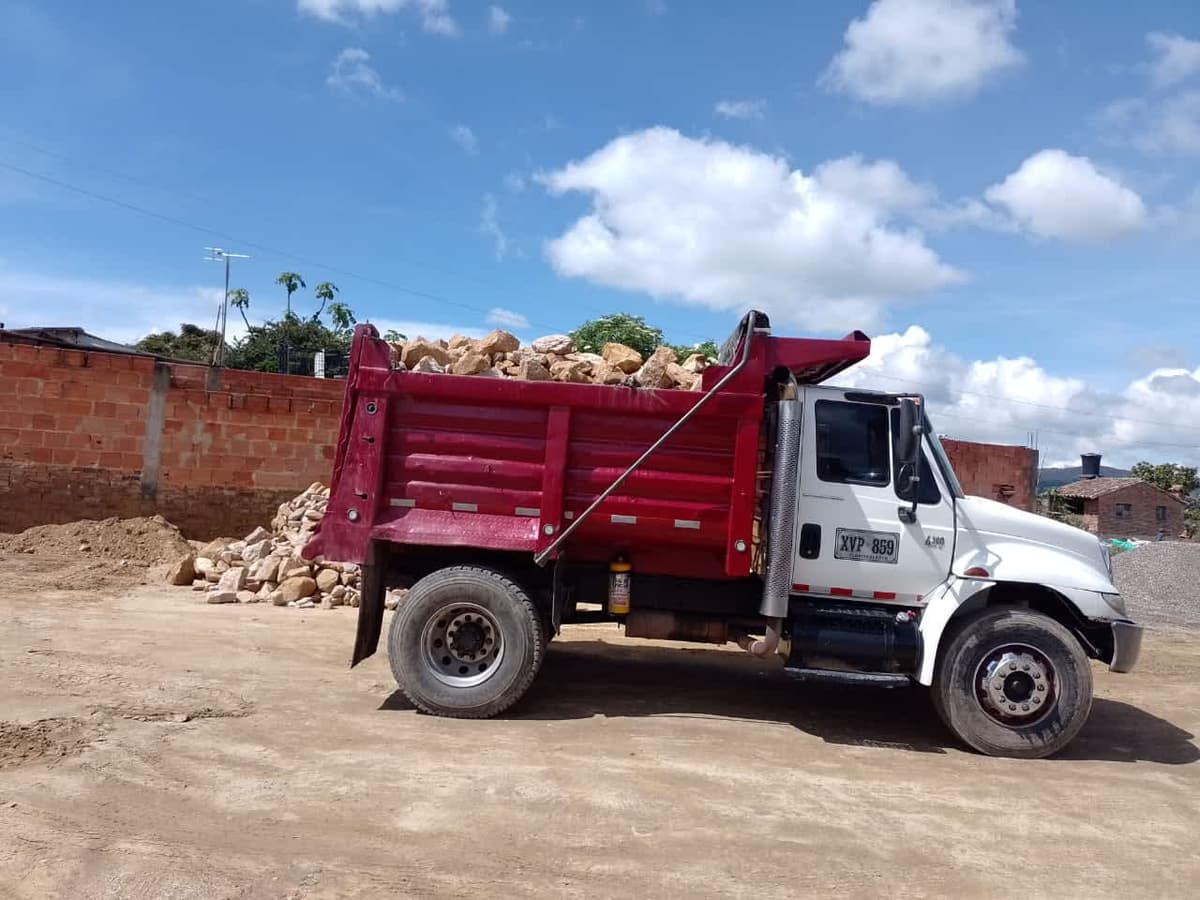 Volqueta sencilla trabajando en ciudad