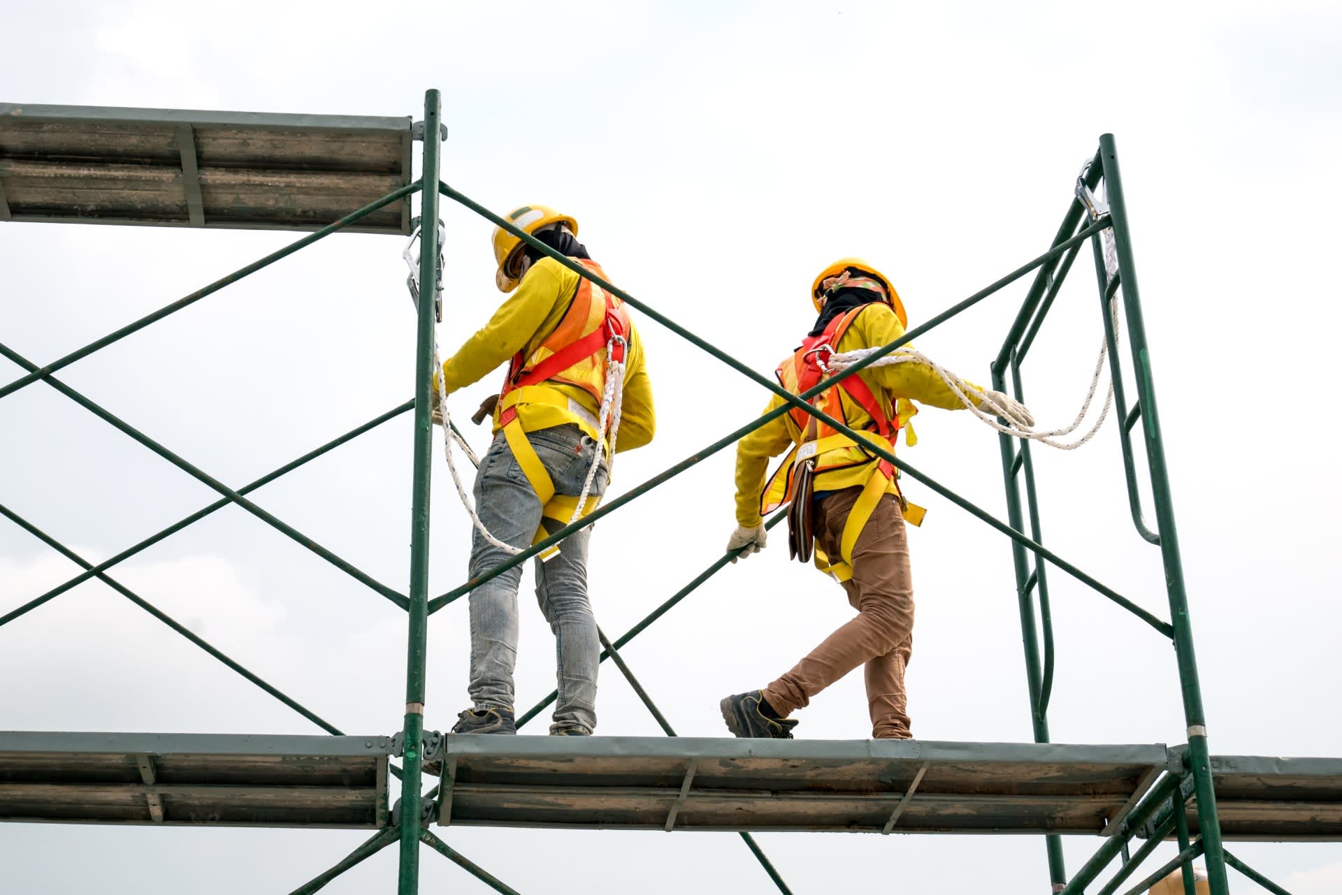 Andamio colgante instalado en puente
