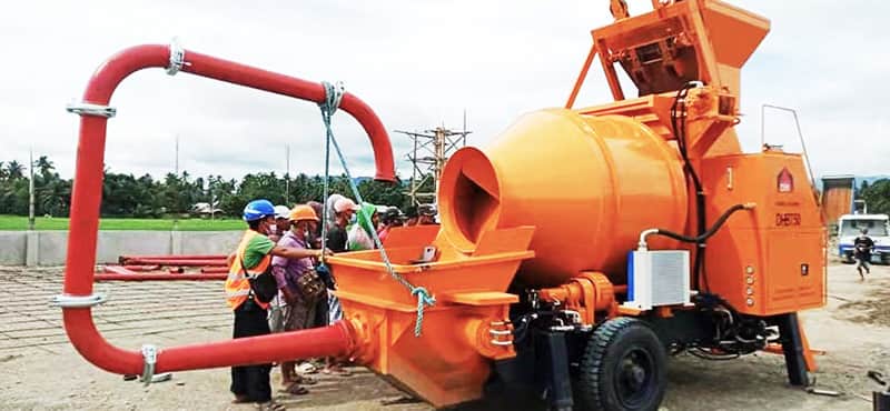 Operador controlando bomba de concreto con control remoto